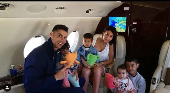 Iubita lui Cristiano Ronaldo a făcut furori în costum de baie Citește întreaga știre: Iubita lui Cristiano Ronaldo a făcut furori în costum de baie
