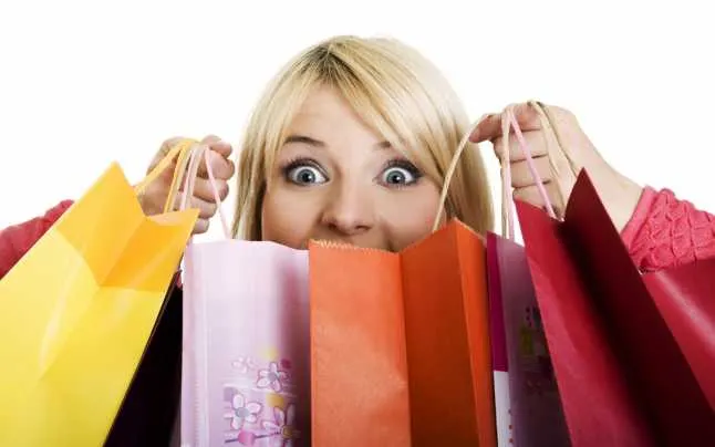 Obiceiuri de consum la români: totul de pe mobil, fashion shopping la 10 seara