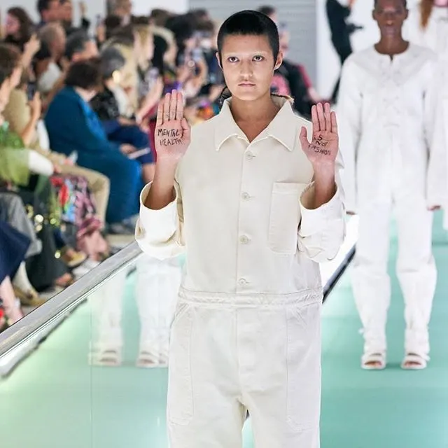 Un model a ales sa protesteze in timpul prezentarii de moda primăvară / vară 2020 al lui Gucci