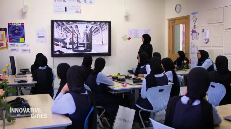 Abu Dhabi folosește inteligenta artificiala pentru a creea o noua experienta de invatare. Fără cărți, fără caiete, fără stilouri sau pixuri.