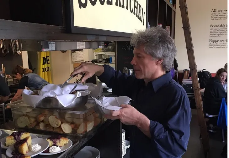 Jon Bon Jovi oferă mâncare gratuită oamenilor fără venituri în restaurantele sale