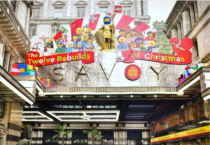 Un hotel londonez a folosit LEGO-uri pentru a decora clădirea de sărbători și arată WOW