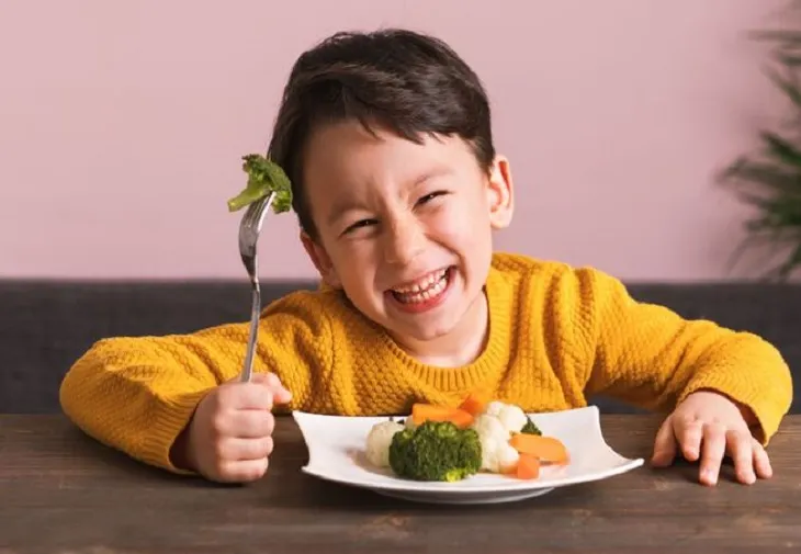 Cinci moduri de a-i determina pe copii să mănânce legume