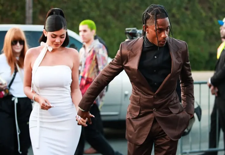 Travis Scott dorește "să fie cu alți oameni" dar totuși "o iubește foarte mult" pe Kylie Jenner