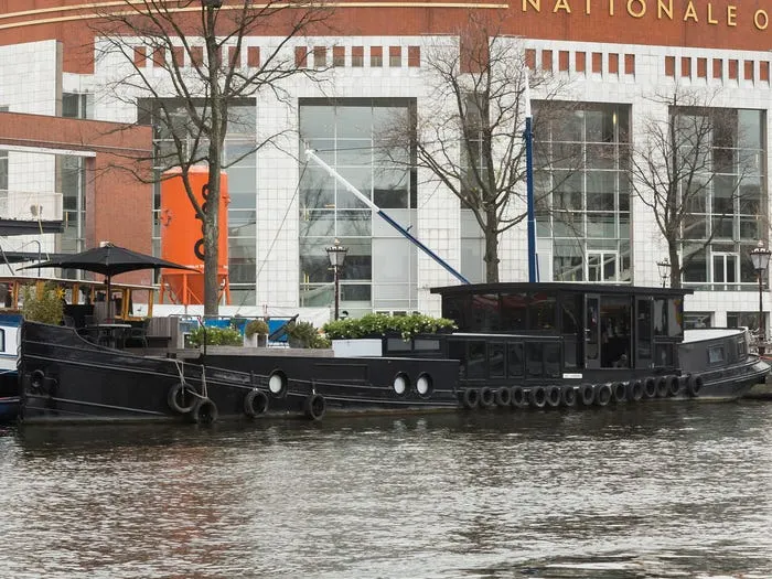 O casă pe apă aflată în inima Amsterdamului se vinde cu 1,5 mil. $. Aruncă o privire în interiorul „palatului plutitor”!