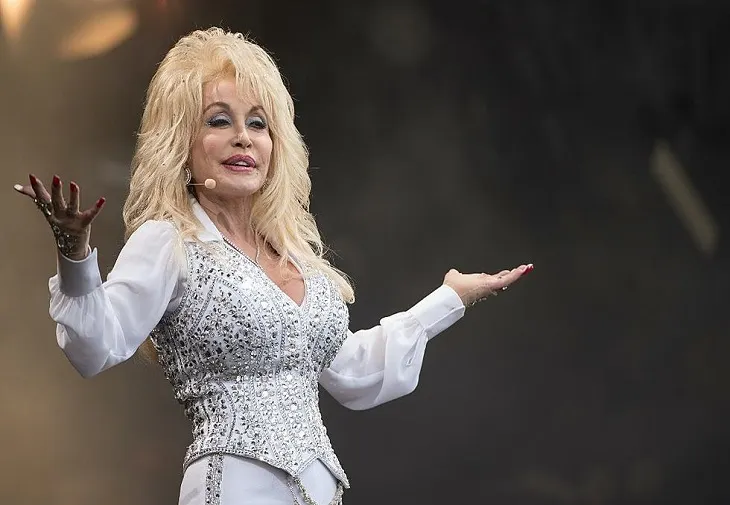 Despre minunata Dolly Parton și serialul „Dolly Parton’s Heartstrings”