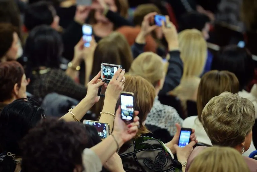 Românii dau cei mai mulți bani pe telefoane și abonamente mobile din UE