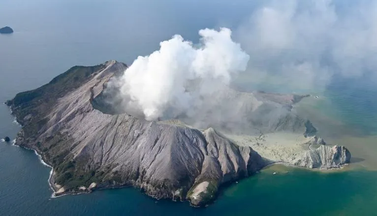 Erupția vulcanului din Noua Zeelandă care a ucis 5 persoane scoate în evidență pericolele turismului de aventură