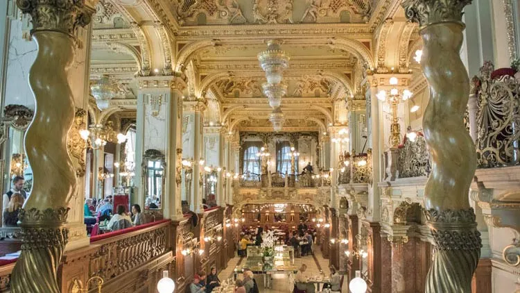 Eleganța extraordinară a New York Cafe din Budapesta – cea mai frumoasă cafenea din lume