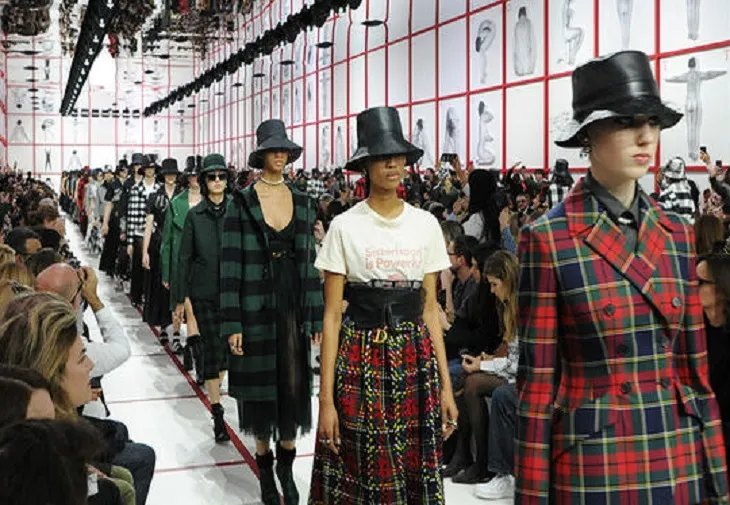 Cinci ținute glam cu imprimeu tartan pentru sezonul de iarnă și mai ales pentru Crăciun