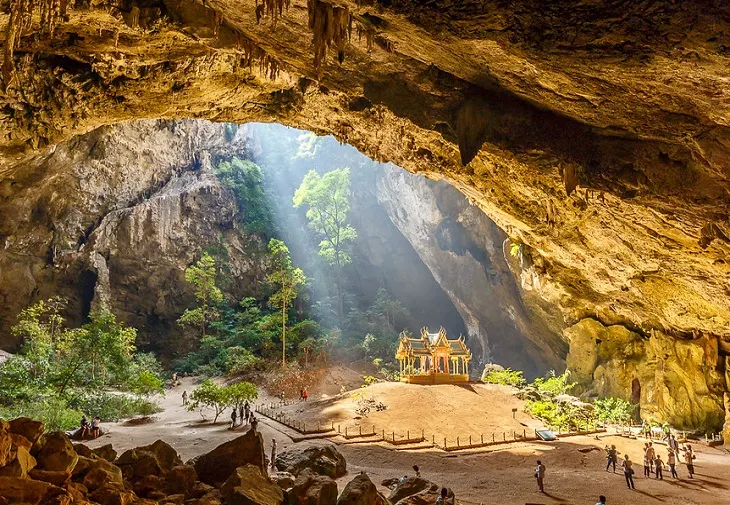 Un pavilion spectaculos, construit pentru un rege se află în Peștera de Aur din Thailanda
