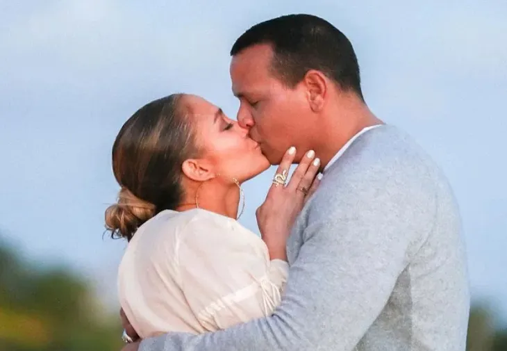 Alex Rodriguez spune că nu se poate abține să zâmbească după anul alături de Jennifer Lopez și copii