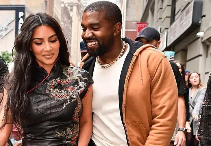 Kim Kardashian a primit cadou de la Kanye un medalion Cartier gravat după o postare Twitter