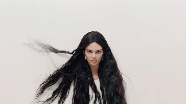 Kendall Jenner, pictorial atipic. Iese goală dintr-un perete