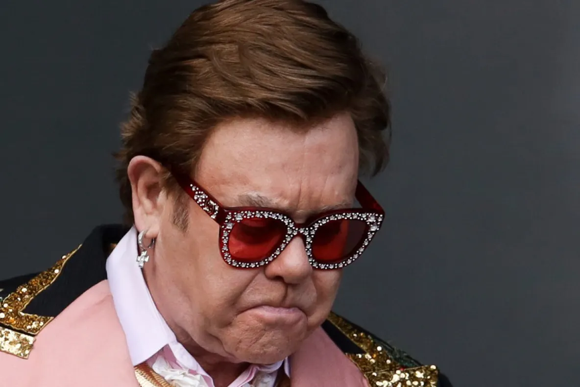 Ce este pneumonia atipică, boala care l-a lăsat fără voce pe Elton John în timpul unui concert