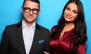 Adi Sână, gest romantic pentru soția sa de mărțișor! Însă ce au pățit cei doi la aeroport e incredibil