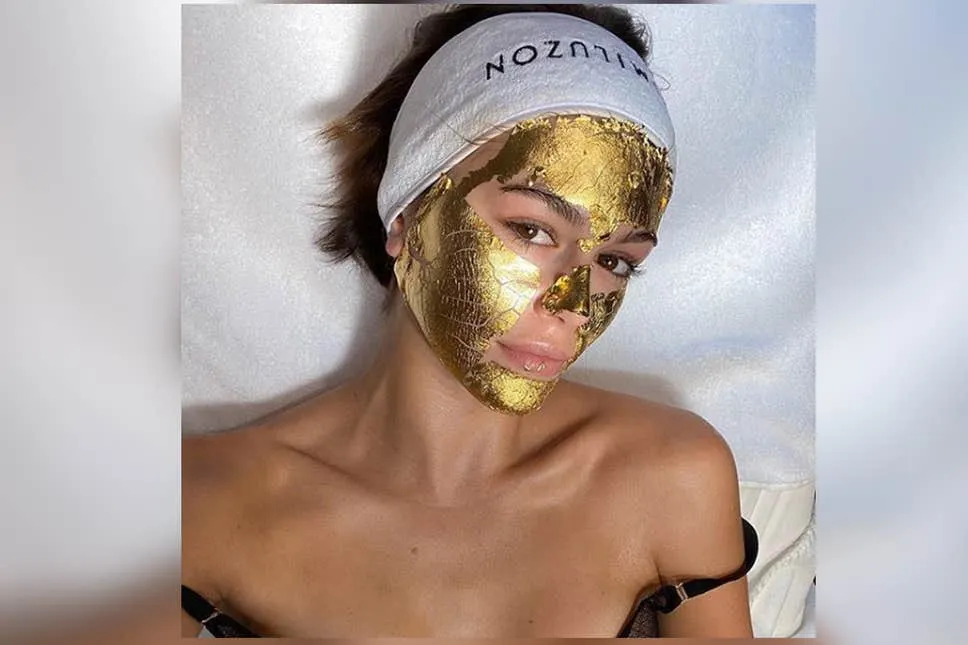 Masca cu foiță de aur 24K, un must pentru topmodele înainte de fiecare prezentare