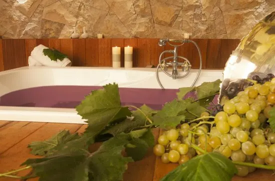 Vinoterapia: de ce este bine să faci baie în vin