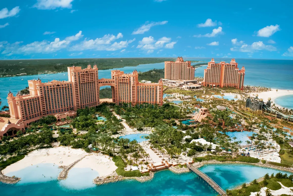 De ce să mergi în Bahamas, paradisul unde poți înota printre delfini