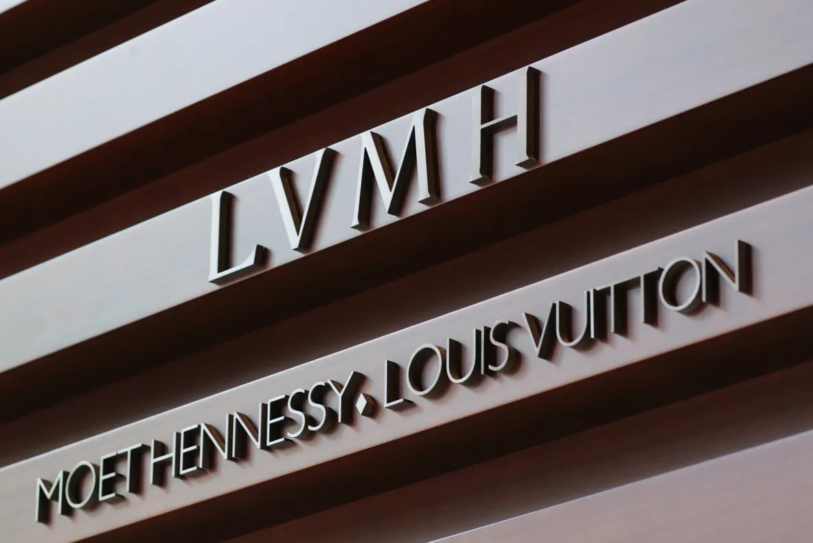 Coronavirus: Proprietarul Louis Vuitton face dezinfectanți pentru mâini