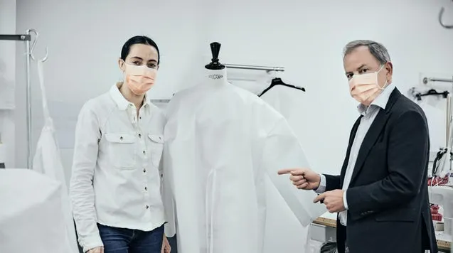 Louis Vuitton redeschide atelierul din Paris pentru a face halate pentru medici