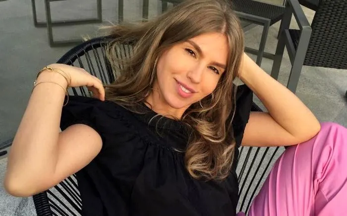 Corina Bud s-a dezbrăcat de tot și face reclamă la măști