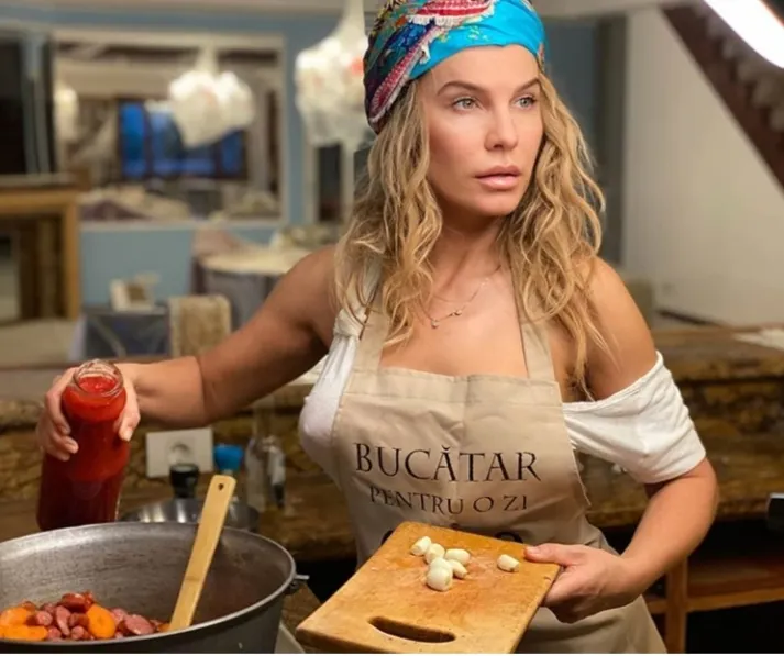 Anna Lesko și Daniela Crudu gătesc în lenjerie intimă