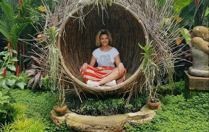 Lora din nou surprinsă neplăcut în Bali