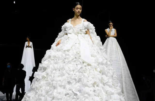 Noua colecție Valentino Couture: un adevărat spectacol de eleganță și rafinament