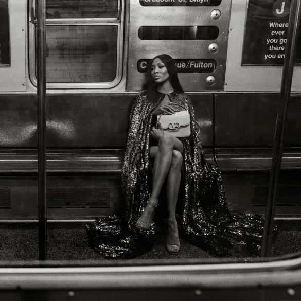 Naomi Campbell a pozat goală la metroul din New York pentru Valentino