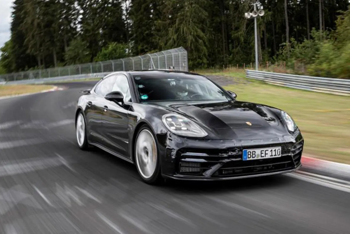 Noul Porsche Panamera zboară pe șosele