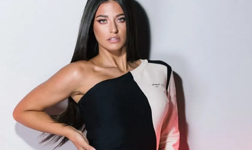 Antonia a pozat sexy cum nu a făcut-o niciodată