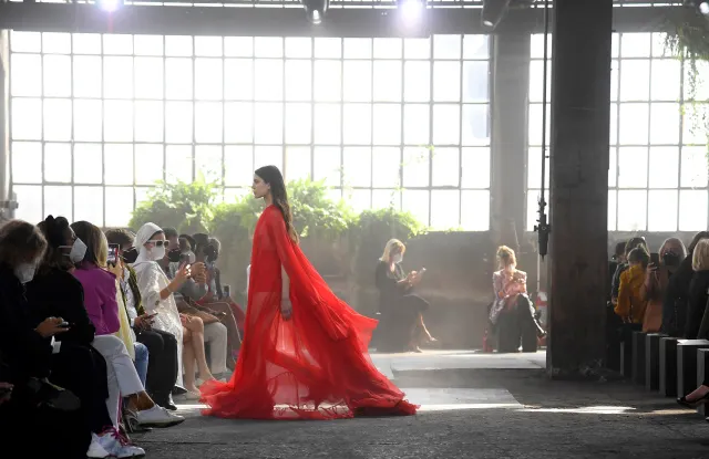 Colecția Valentino primăvară/vară 2021 celebrează romantismul cu detalii din dantelă, macramé, croșet și broderii