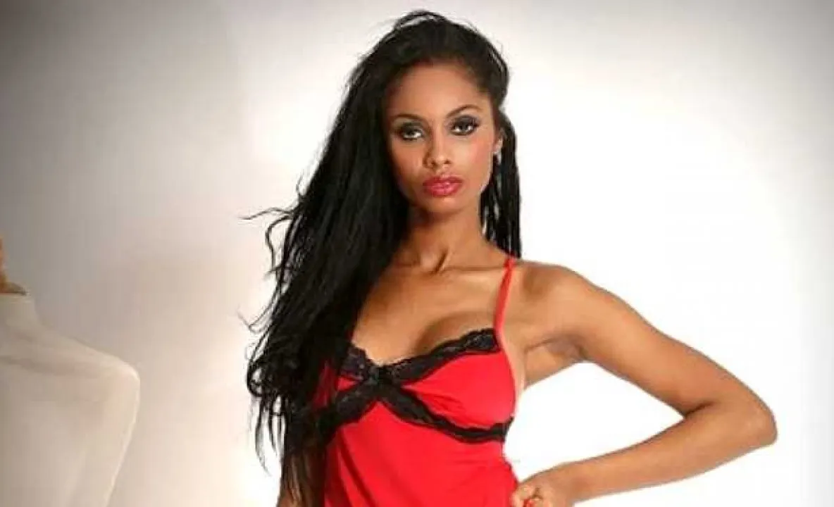 Laurette s-a relansat în muzică și a devenit și mai sexy