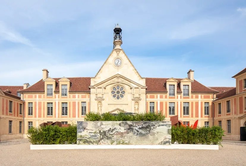 Kering prezintă o expoziție de artă contemporană în aer liber