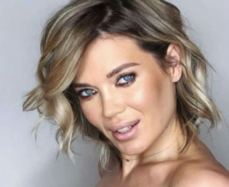 Gina Pistol se vrea sexy dar nu-i mai iese