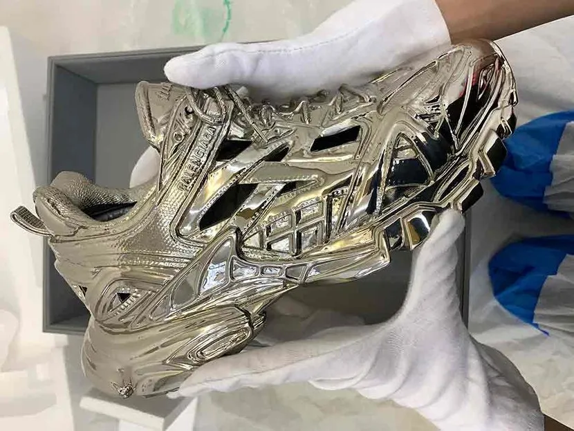 Noii sneakers Balenciaga sunt supercool, dar nu-i poți purta!