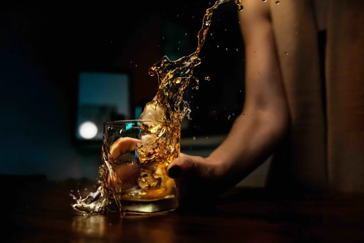 Iată de ce ar trebui să investiți în whisky în loc să îl beți