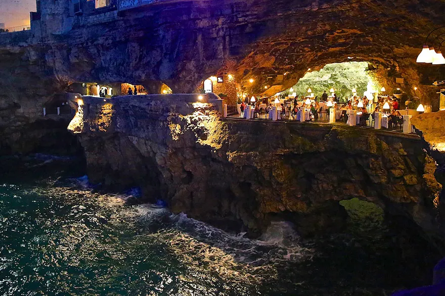 Grotta Palazzese, un restaurant feeric, construit într-o peșteră din Italia