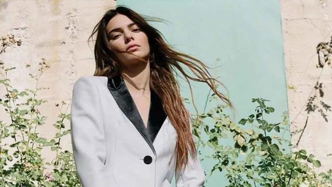 Kendall Jenner, pierdută într-o grădină cu trandafiri pentru cea mai recentă copertă Vogue