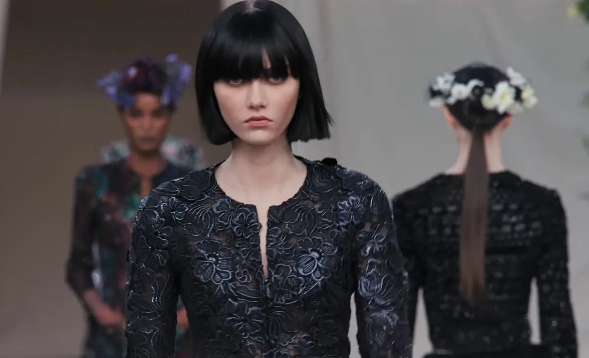 5 coafuri simple inspirate de spectacolul Chanel Haute Couture SS21