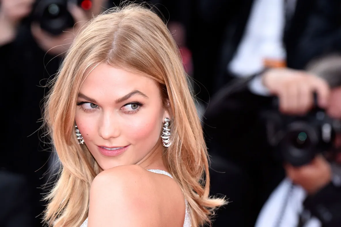 Karlie Kloss a devenit mămică