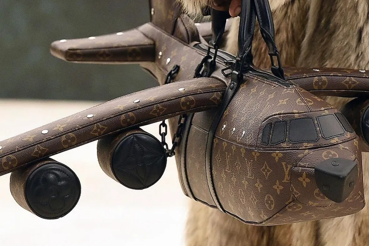 Louis Vuitton vinde o geantă de mână care are forma unui avion. Ce preț are