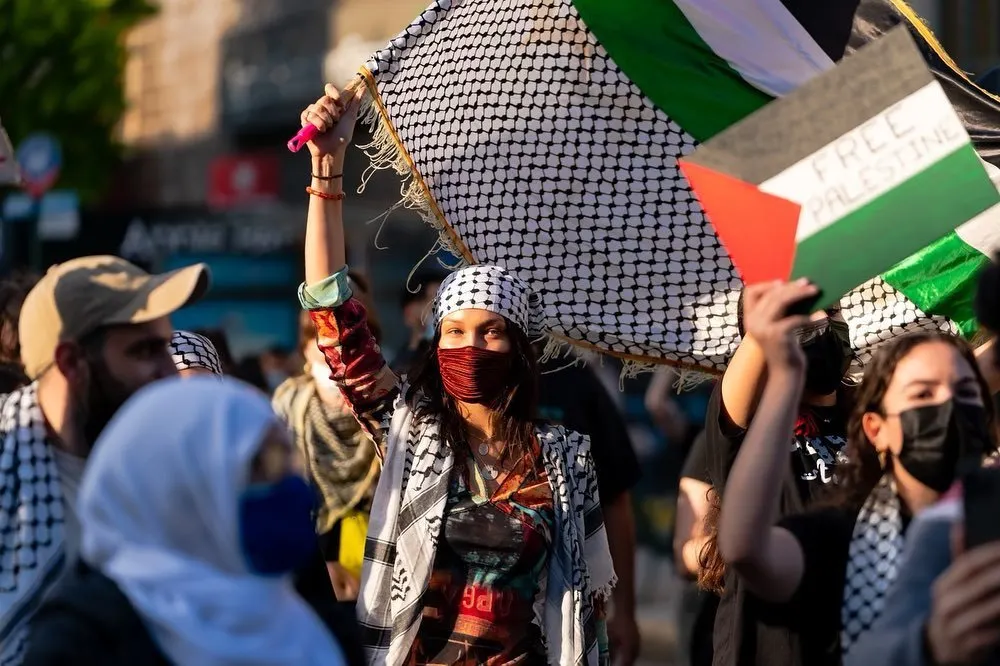 Bella Hadid se alătură protestelor din New York în sprijinul Palestinei