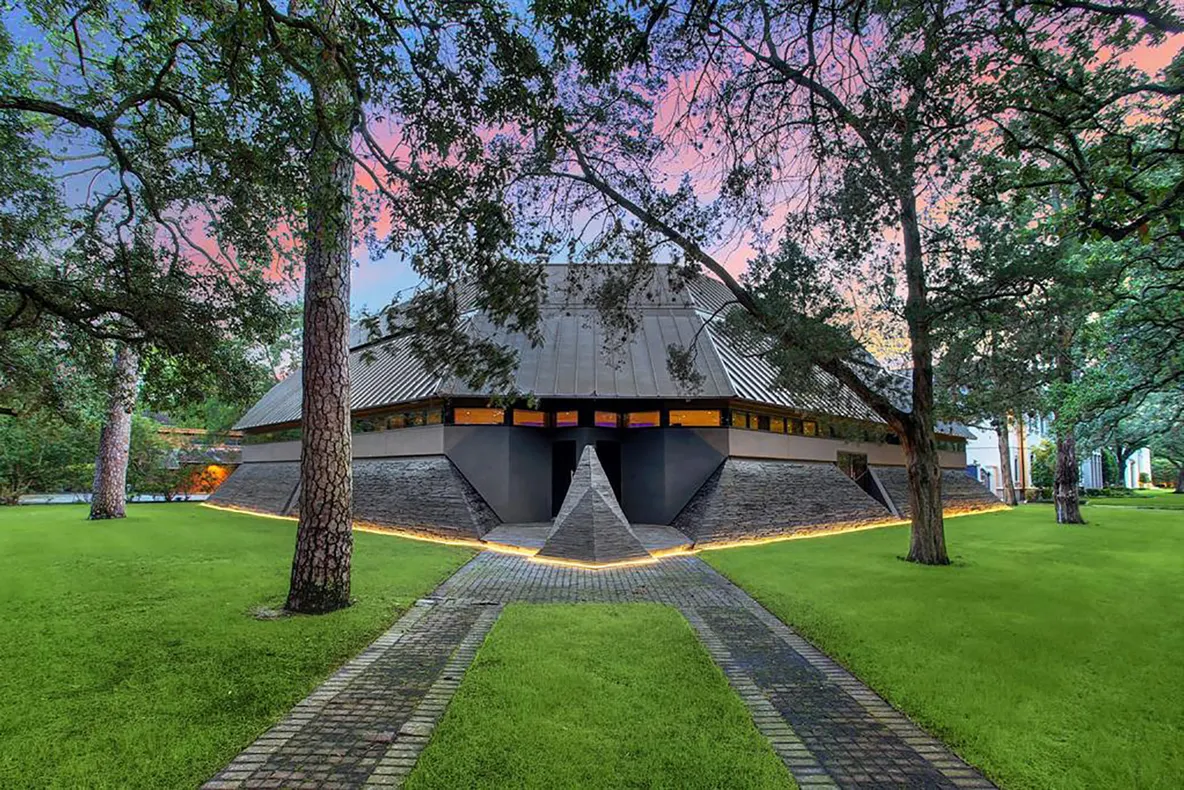 Casa „Darth Vader”, scoasă la vânzare cu 4,3 milioane de dolari. Imagini uluitoare din interior!