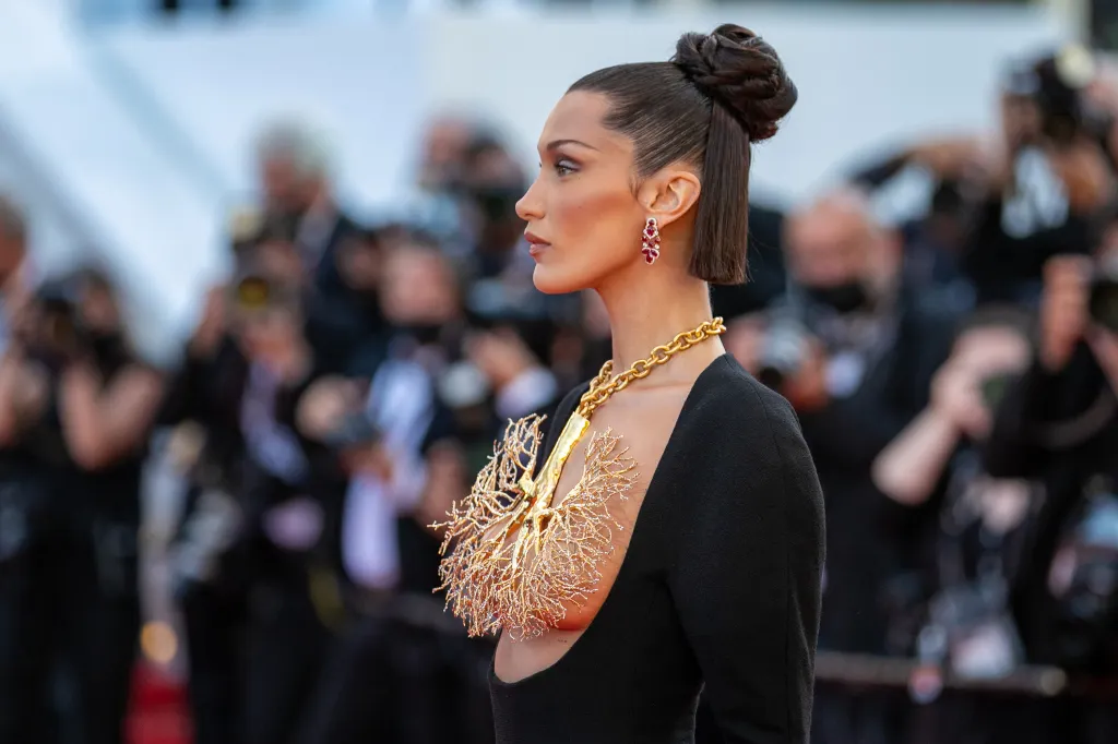 Bella Hadid - fata cu „plămânii de aur” pe covorul roșu de la Cannes