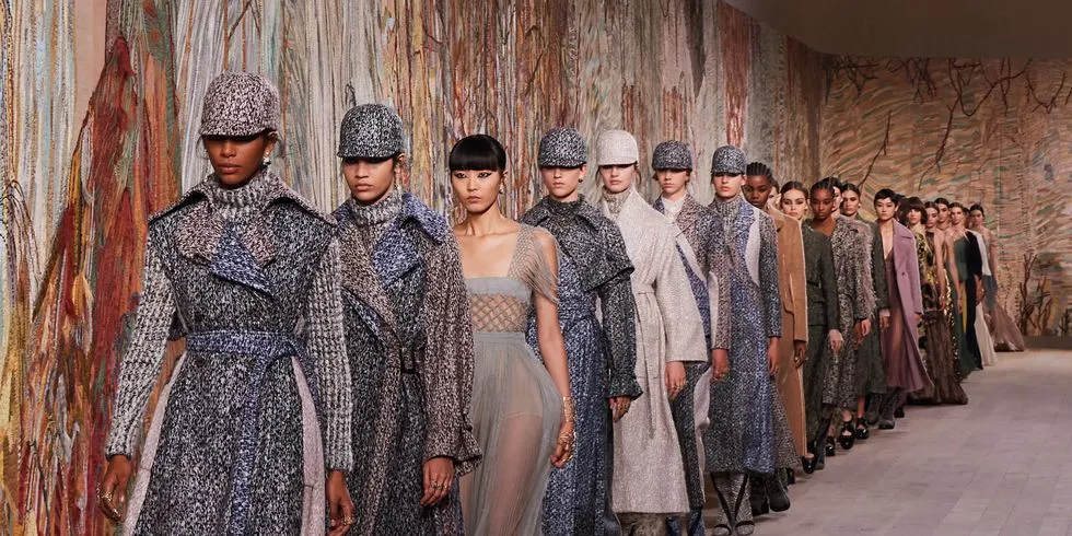 Couture Fall 2021 | Chanel, Dior Și Schiaparelli