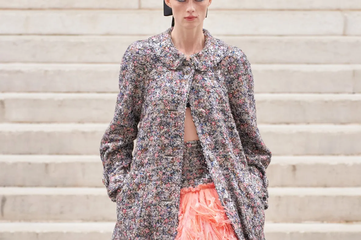În culise la Chanel Couture Fall 2021 | Cele mai frumoase coafuri și machiaje