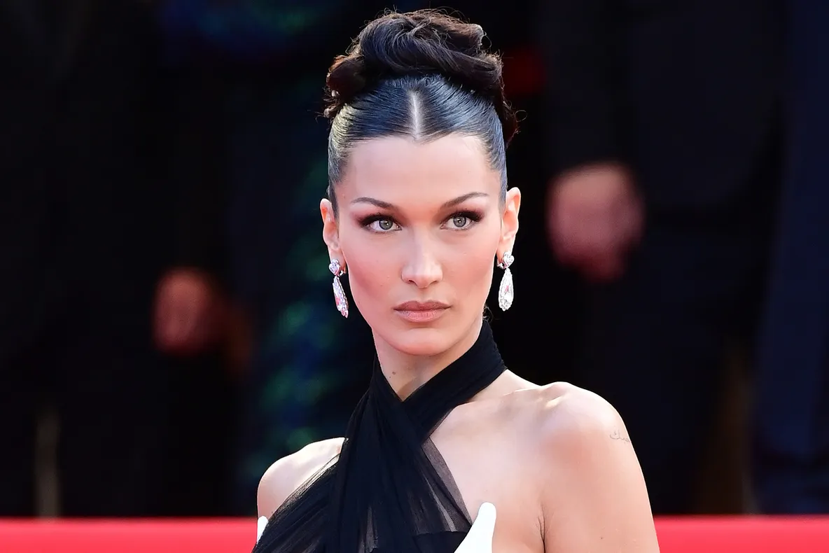 Bella Hadid surprinde cu o nouă culoare de păr pentru vară