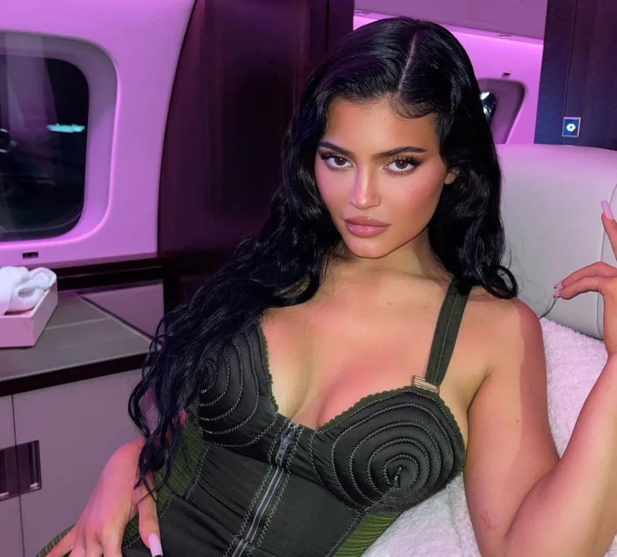 Kylie Jenner, topless pe Instagram. Imaginile cu care și-a surprins fanii
